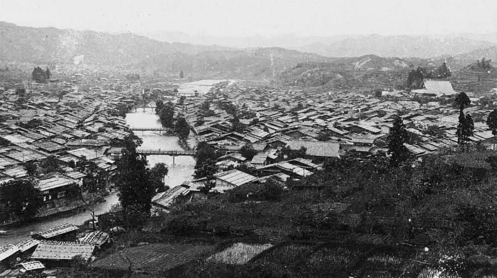 飛騨の匠の伝統を受け継ぎ、1920（大正9）年高山町で椅子づくりがスタート